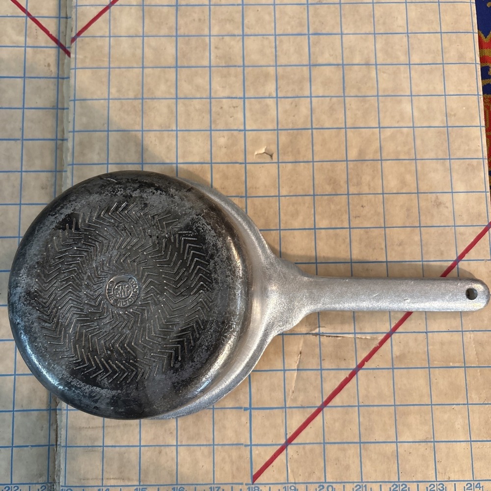 The Wilton Company Sauce Pan RWP Braided Rope Pattern Small Pan - Picture 2 of 3